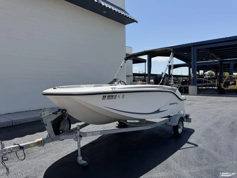 Slide: The Image of Bayliner M15 2023 - 2
