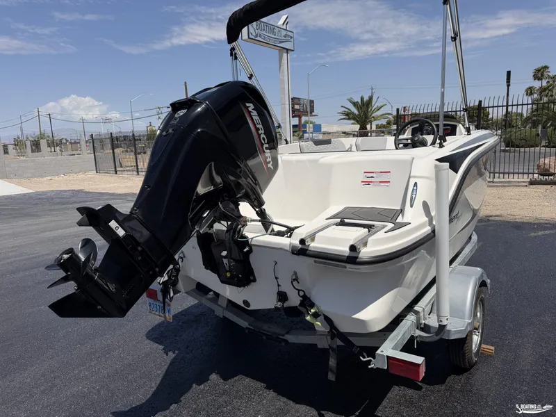 Slide: The Image of Bayliner M15 2023 - 10
