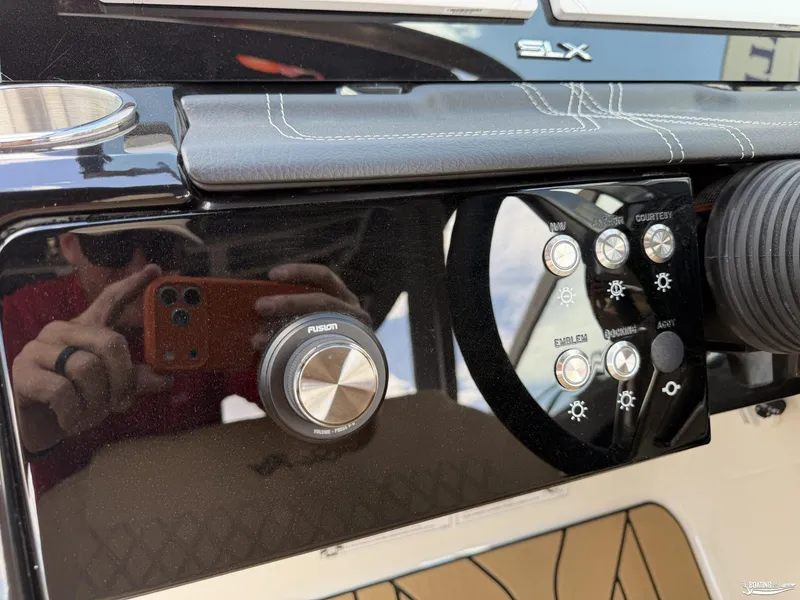 Slide: The Image of Sea Ray SLX 280 2027 - 14