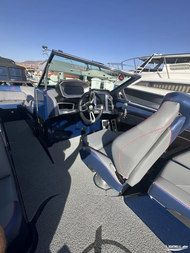 Slide: The Image of MasterCraft X24 2019 - 11