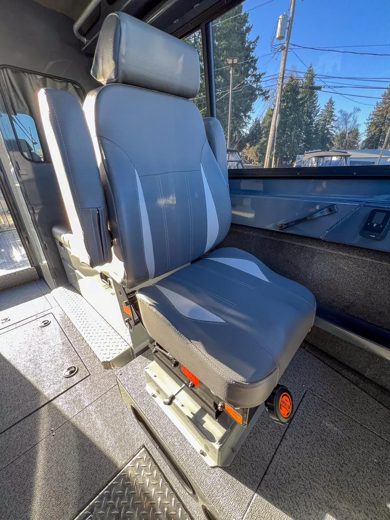 Slide: The Image of Hewescraft 250 Alaskan 2026 - 12