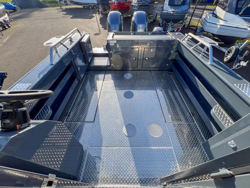 Slide: The Image of Hewescraft 250 Alaskan 2026 - 15