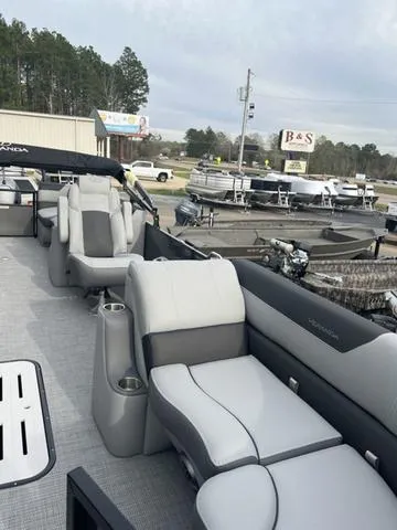 Slide: The Image of Veranda VR22RC Deluxe Tri-Toon 2024 - 10