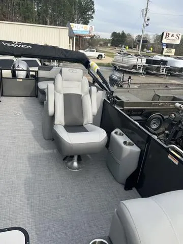 Slide: The Image of Veranda VR22RC Deluxe Tri-Toon 2024 - 11