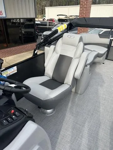 Slide: The Image of Veranda VR22RC Deluxe Tri-Toon 2024 - 12