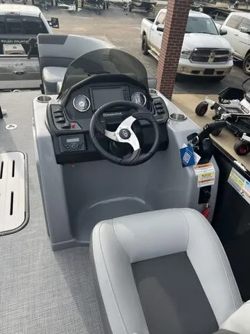 Slide: The Image of Veranda VR22RC Deluxe Tri-Toon 2024 - 14