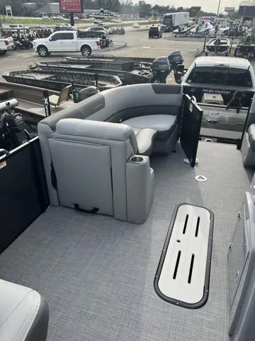 Slide: The Image of Veranda VR22RC Deluxe Tri-Toon 2024 - 15