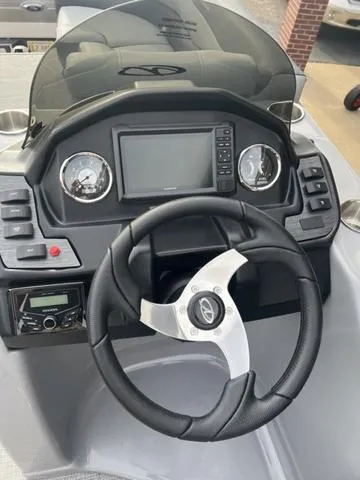 Slide: The Image of Veranda VR22RC Deluxe Tri-Toon 2024 - 16