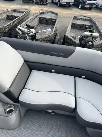 Slide: The Image of Veranda VR22RC Deluxe Tri-Toon 2024 - 17