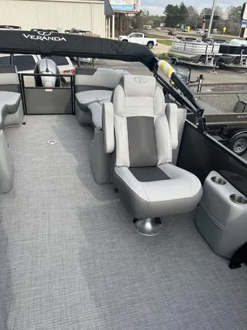 Slide: The Image of Veranda VR22RC Deluxe Tri-Toon 2024 - 18