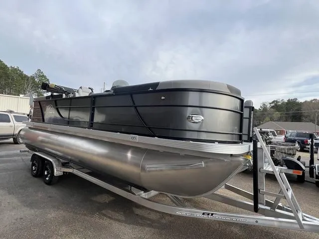 Slide: The Image of Veranda VR22RC Deluxe Tri-Toon 2024 - 3