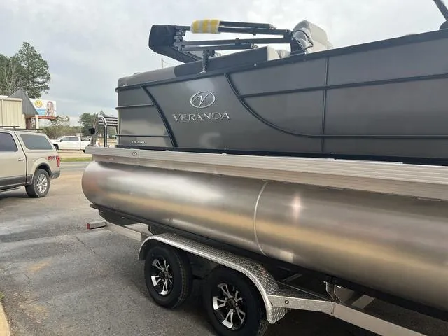 Slide: The Image of Veranda VR22RC Deluxe Tri-Toon 2024 - 4