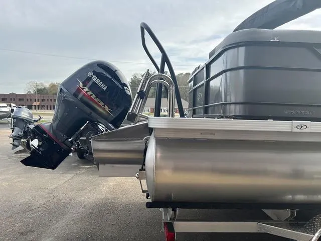 Slide: The Image of Veranda VR22RC Deluxe Tri-Toon 2024 - 5