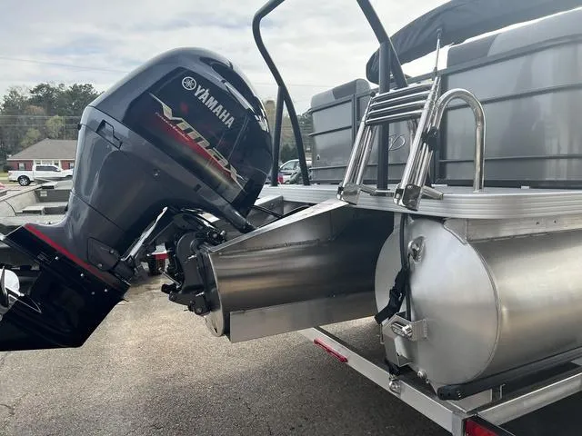 Slide: The Image of Veranda VR22RC Deluxe Tri-Toon 2024 - 6