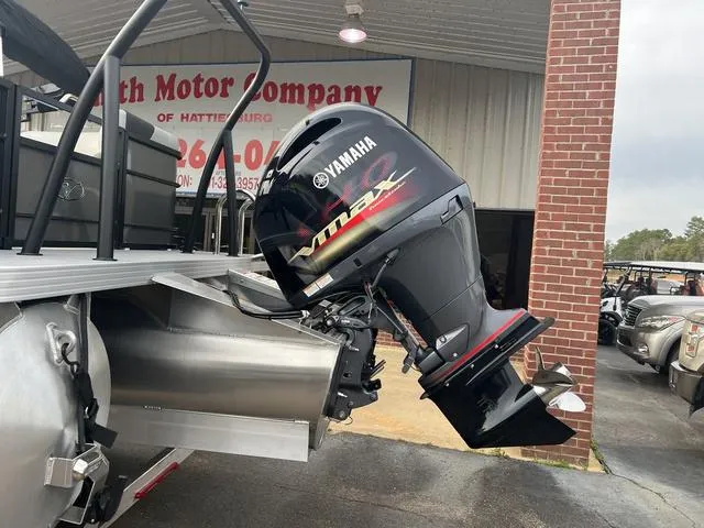 Slide: The Image of Veranda VR22RC Deluxe Tri-Toon 2024 - 7