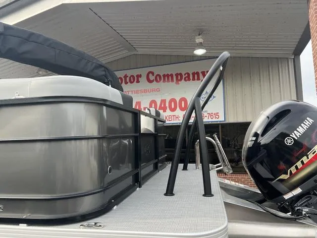 Slide: The Image of Veranda VR22RC Deluxe Tri-Toon 2024 - 8