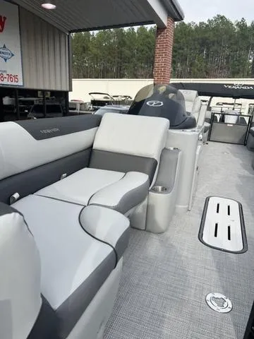 Slide: The Image of Veranda VR22RC Deluxe Tri-Toon 2024 - 9