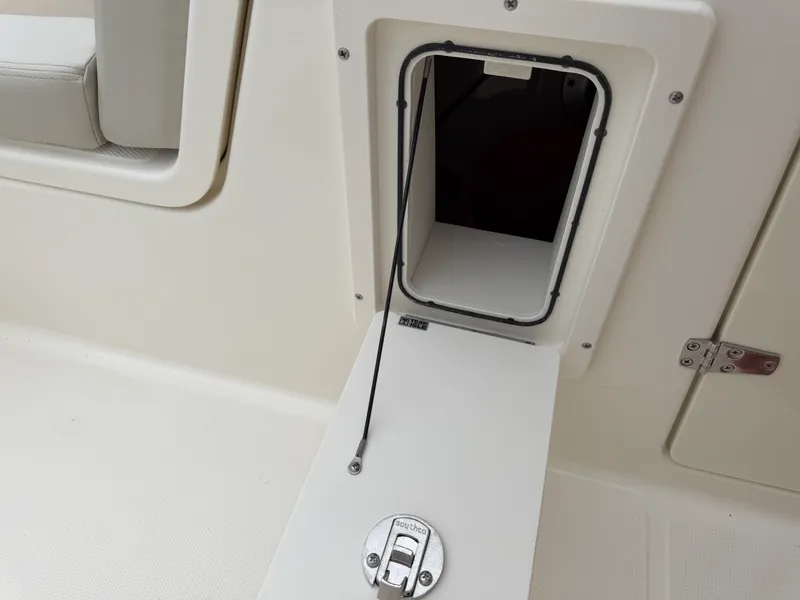 Slide: The Image of Boston Whaler 280 Vantage 2027 - 48