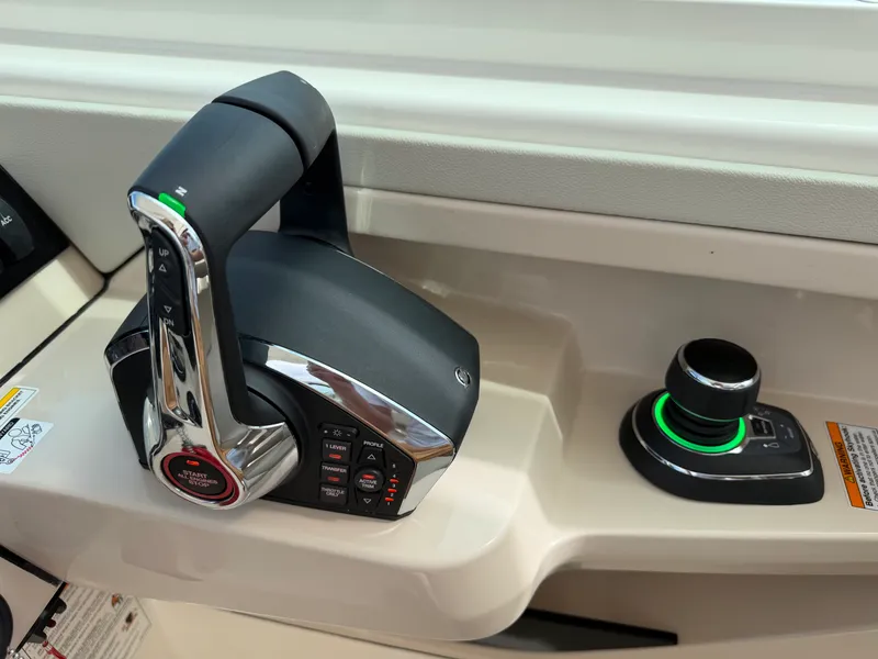 Slide: The Image of Boston Whaler 280 Vantage 2027 - 15
