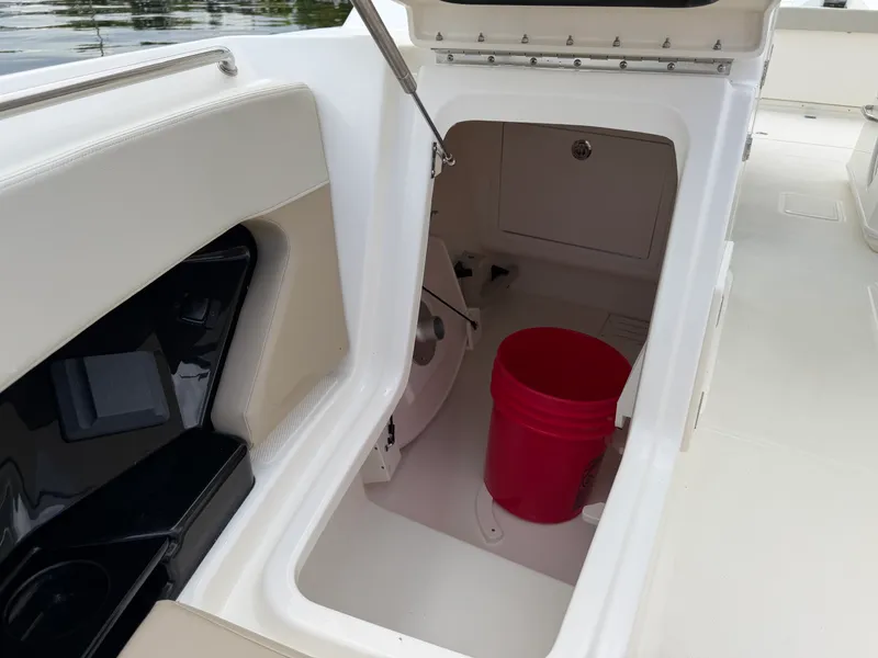 Slide: The Image of Boston Whaler 280 Vantage 2027 - 26