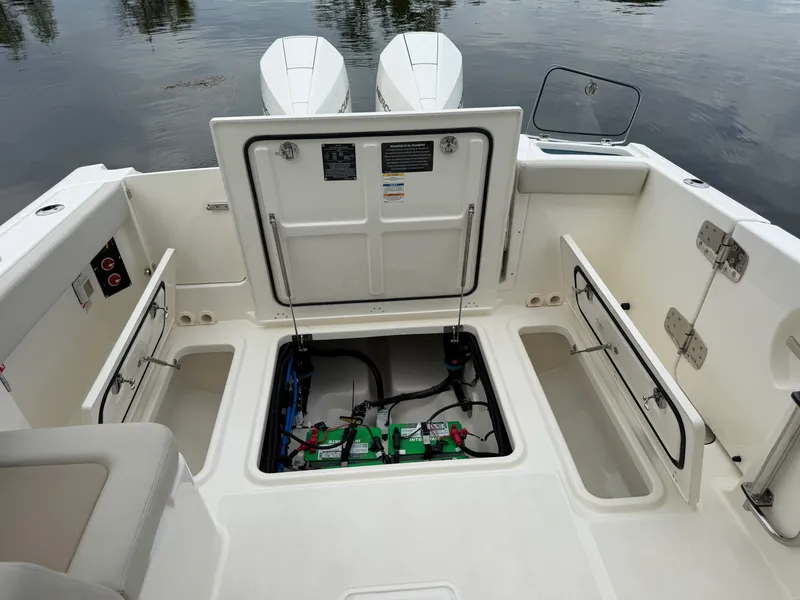 Slide: The Image of Boston Whaler 280 Vantage 2027 - 35