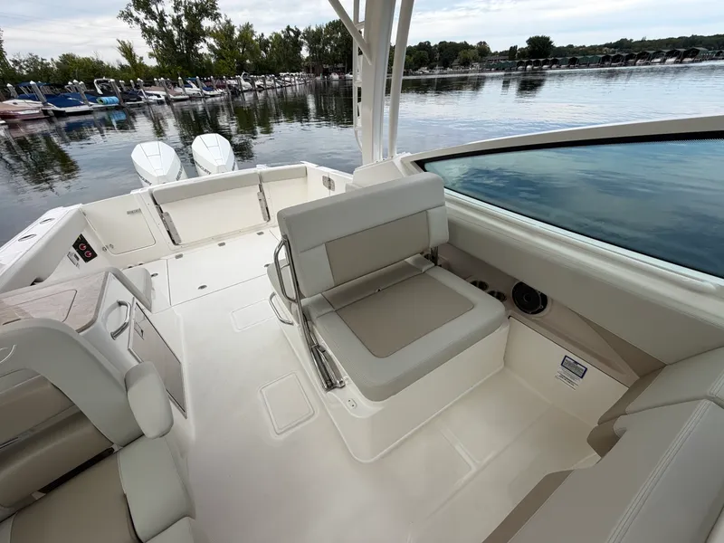 Slide: The Image of Boston Whaler 280 Vantage 2027 - 38