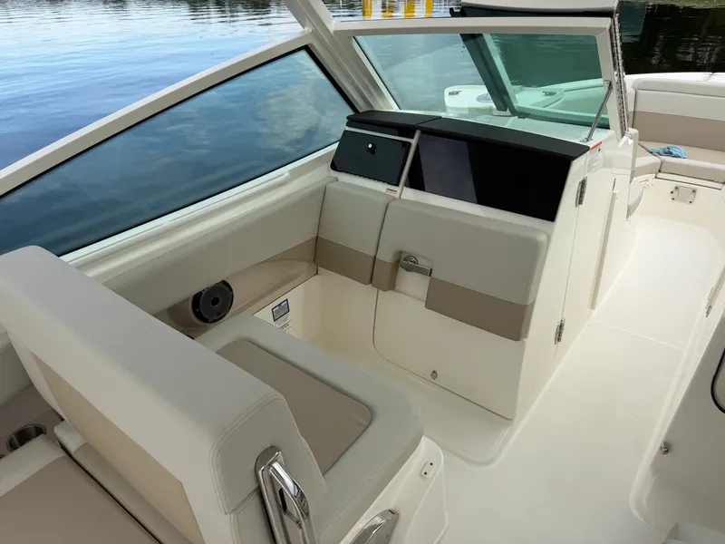 Slide: The Image of Boston Whaler 280 Vantage 2027 - 24