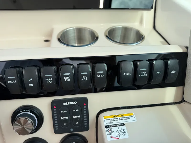 Slide: The Image of Boston Whaler 280 Vantage 2027 - 16