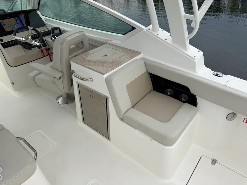 Slide: The Image of Boston Whaler 280 Vantage 2027 - 46