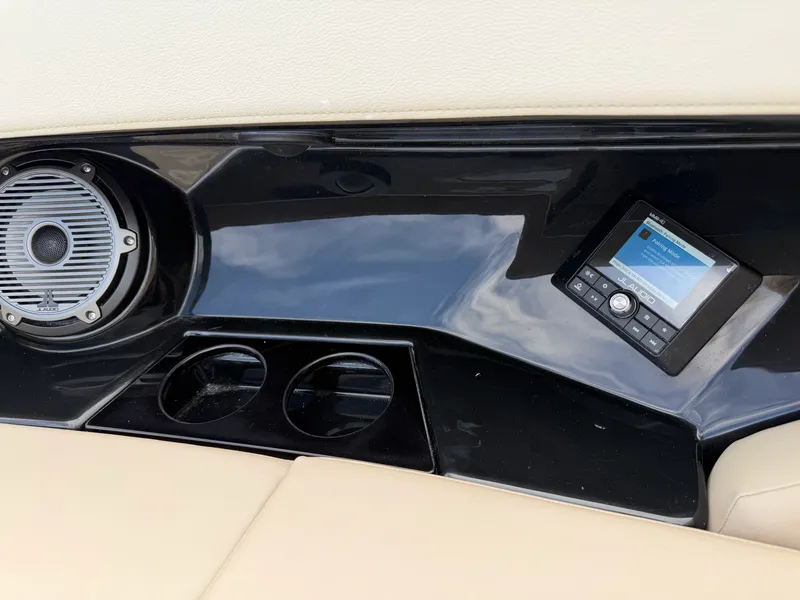 Slide: The Image of Boston Whaler 280 Vantage 2027 - 25