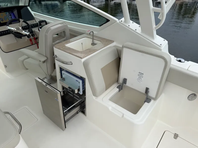 Slide: The Image of Boston Whaler 280 Vantage 2027 - 45