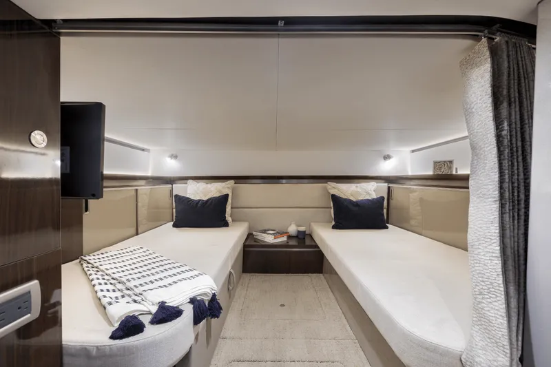 Slide: The Image of Sea Ray Sundancer 320 Outboard 2027 - 17