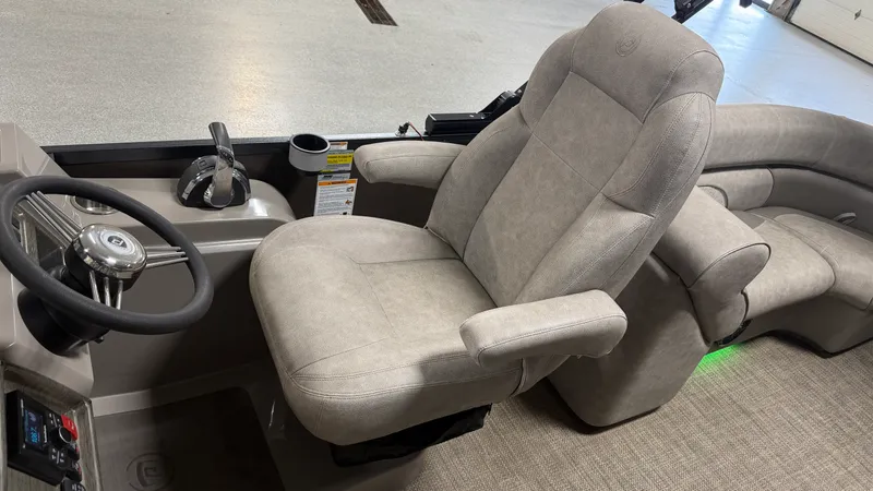 Slide: The Image of Premier 230 SUNSATION 2019 - 42