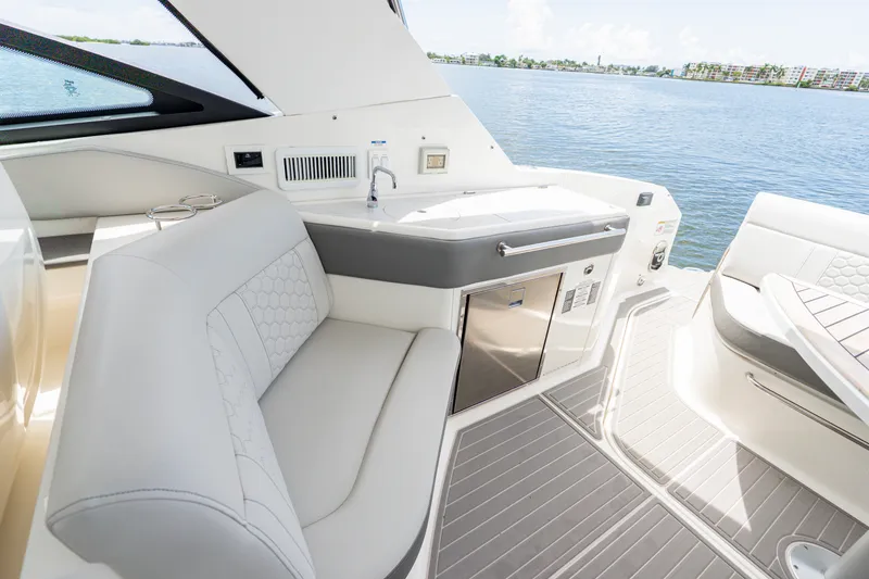 Slide: The Image of Sea Ray 320 SUNDANCER OB 2024 - 13