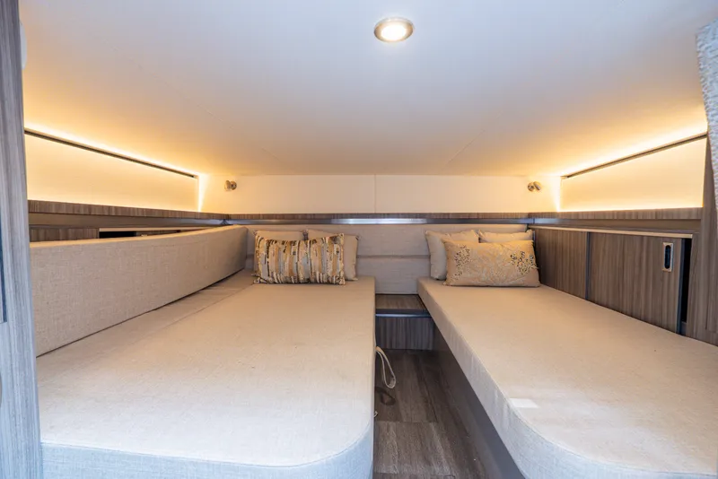 Slide: The Image of Sea Ray 320 SUNDANCER OB 2024 - 18