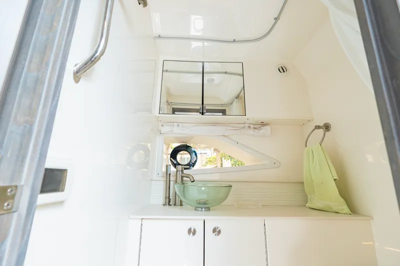 Slide: The Image of Sea Ray 320 SUNDANCER OB 2024 - 16