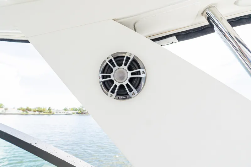 Slide: The Image of Sea Ray 320 SUNDANCER OB 2024 - 20