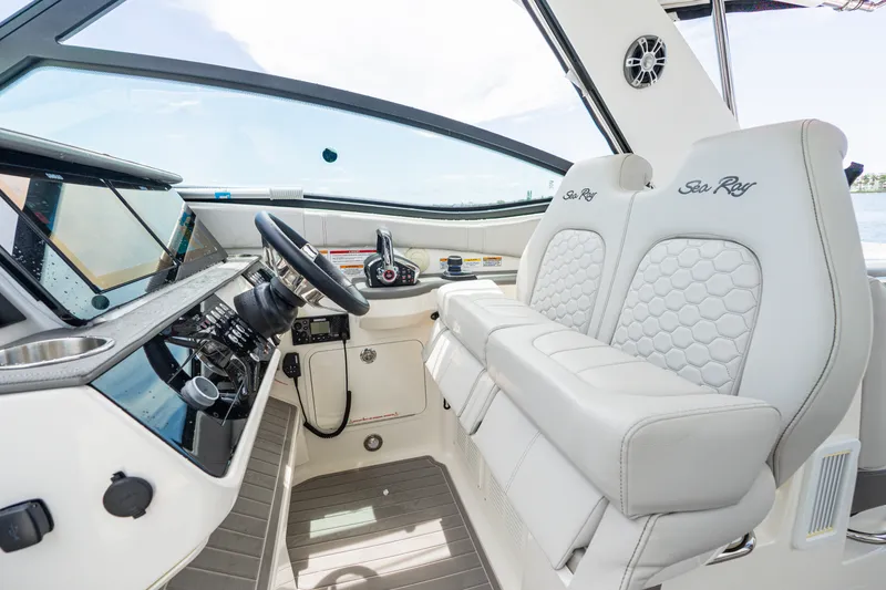 Slide: The Image of Sea Ray 320 SUNDANCER OB 2024 - 22