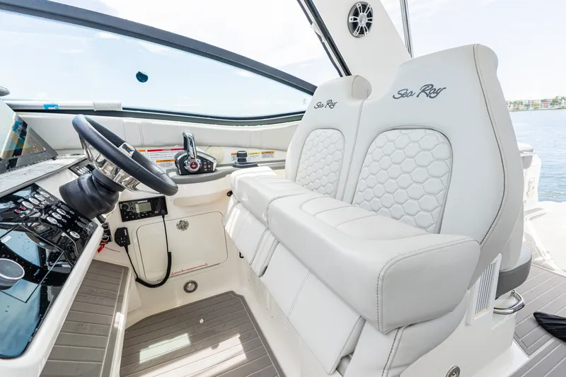 Slide: The Image of Sea Ray 320 SUNDANCER OB 2024 - 21