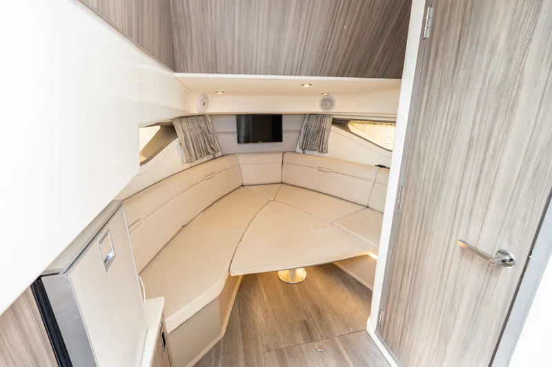 Slide: The Image of Sea Ray 320 SUNDANCER OB 2024 - 15