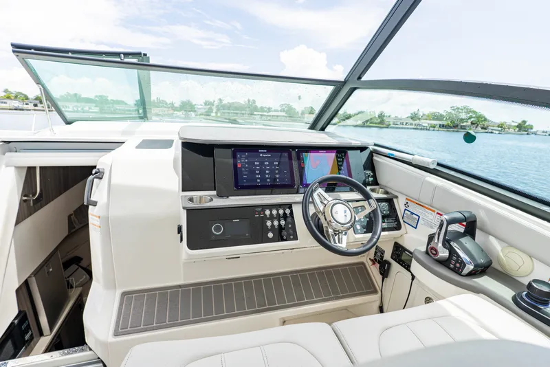 Slide: The Image of Sea Ray 320 SUNDANCER OB 2024 - 19