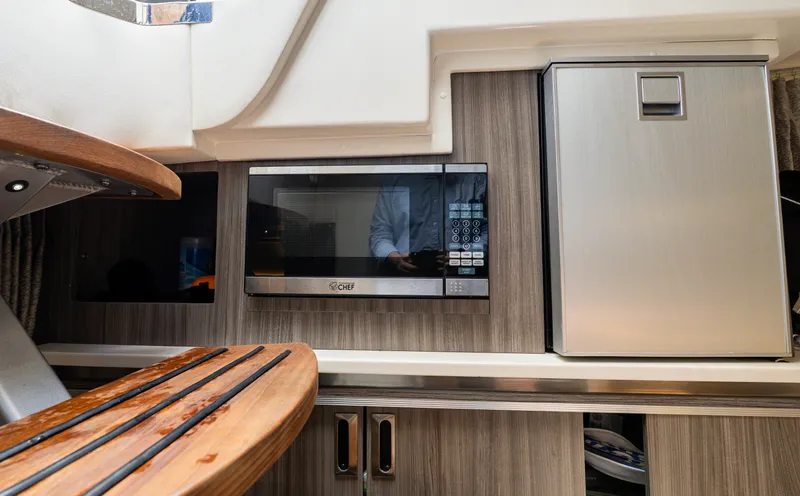 Slide: The Image of Sea Ray 320 SUNDANCER OB 2024 - 17
