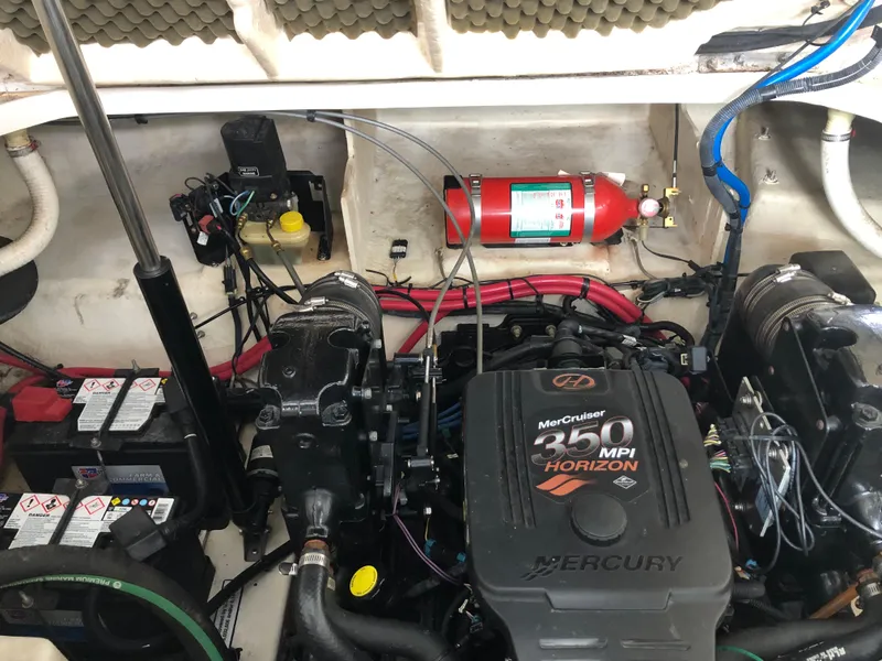 Slide: The Image of Engine compartment of a 2007 Sea Ray 260 Sundancer with MerCruiser 350 MPI Horizon. - 10
