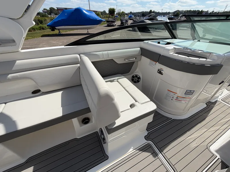 Slide: The Image of Sea Ray SDX 290 2025 - 24