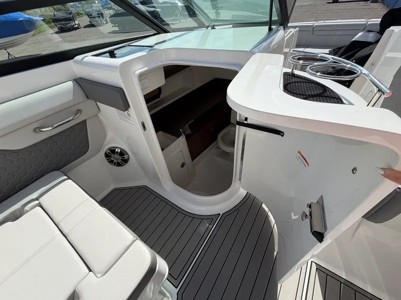 Slide: The Image of Sea Ray SDX 290 2025 - 33