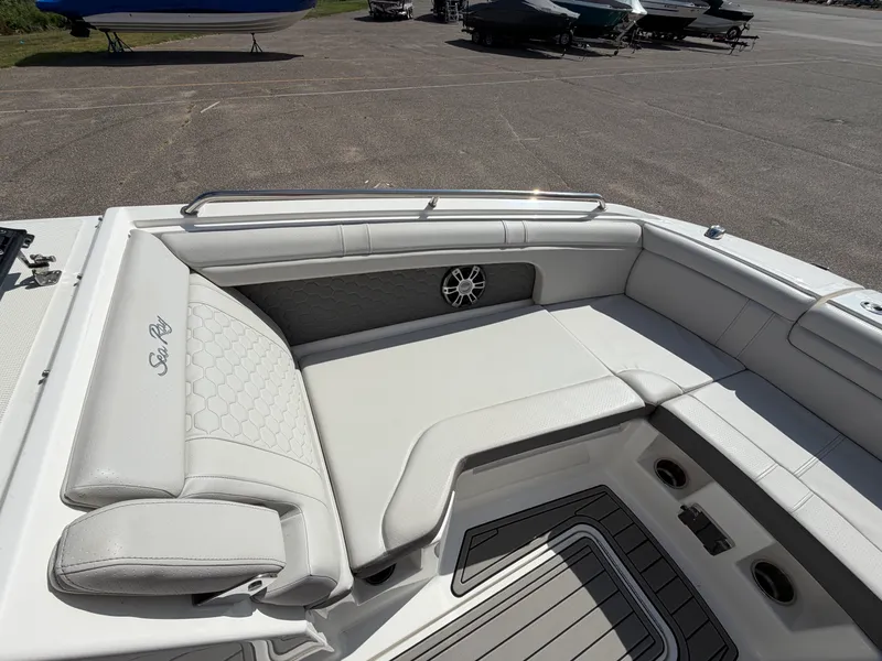 Slide: The Image of Sea Ray SDX 290 2025 - 49
