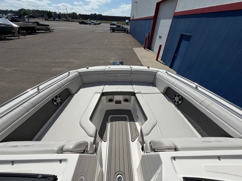Slide: The Image of Sea Ray SDX 290 2025 - 45