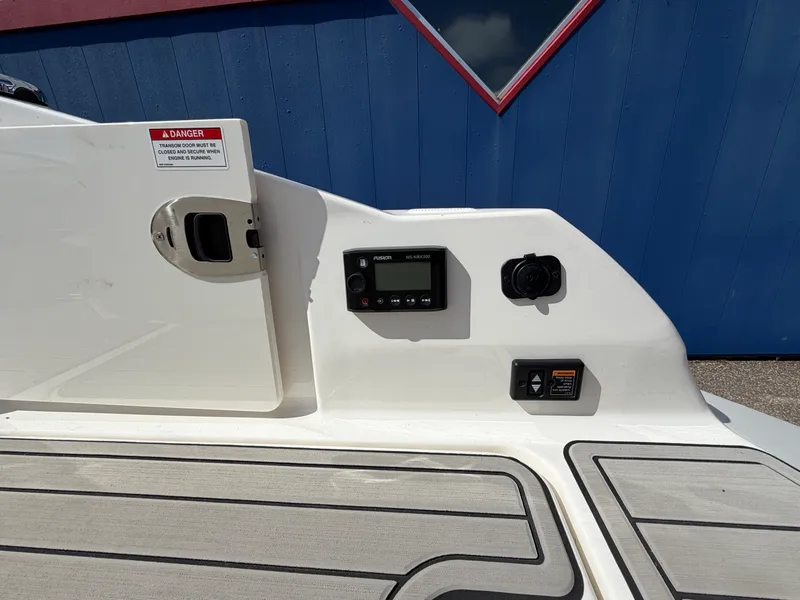 Slide: The Image of Sea Ray SDX 290 2025 - 14