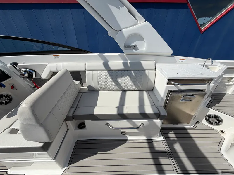 Slide: The Image of Sea Ray SDX 290 2025 - 15