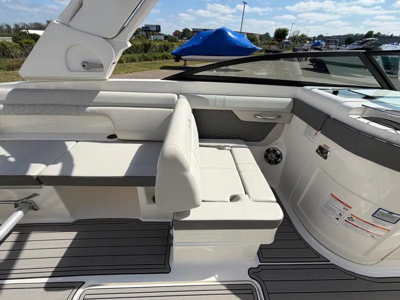 Slide: The Image of Sea Ray SDX 290 2025 - 27
